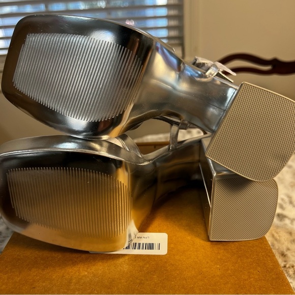 New Silver Steve Madden Platform Cross-Strap Sandals, Crazy Heels, sz 6 - Picture 14 of 14